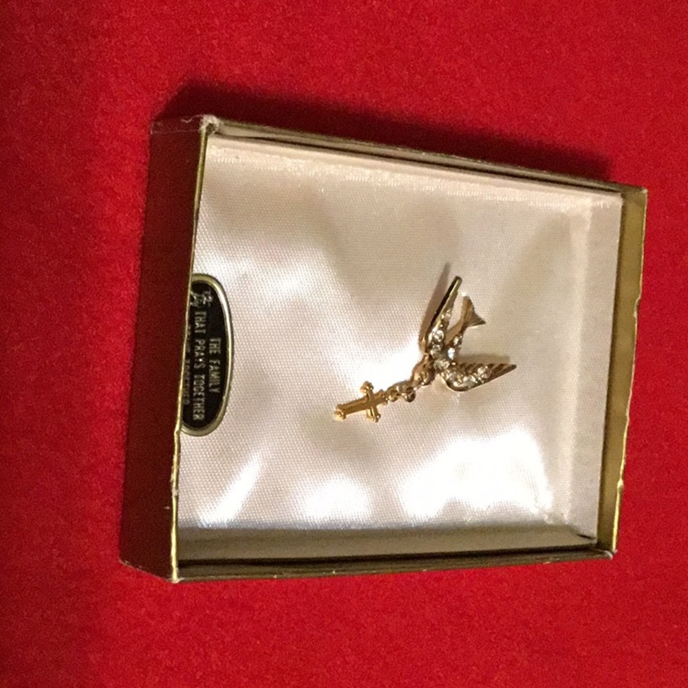 The Family That Stays Together Prays Together Pendant in Excellent Condition.
